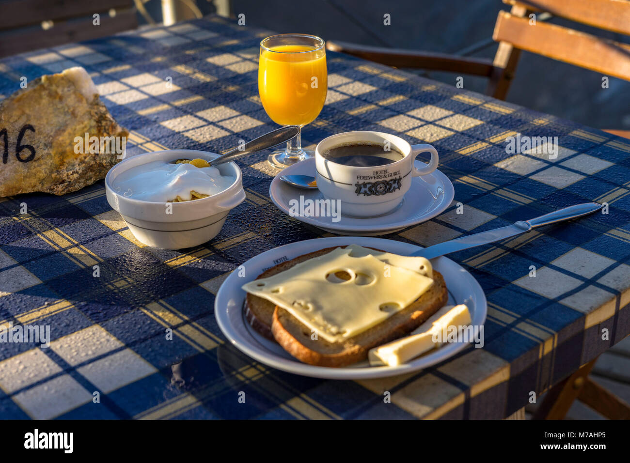 Austria, Tirolo, Ötztal, Obergurgl, Ramolhaus, prima colazione sulla terrazza del Ramolhauses Foto Stock