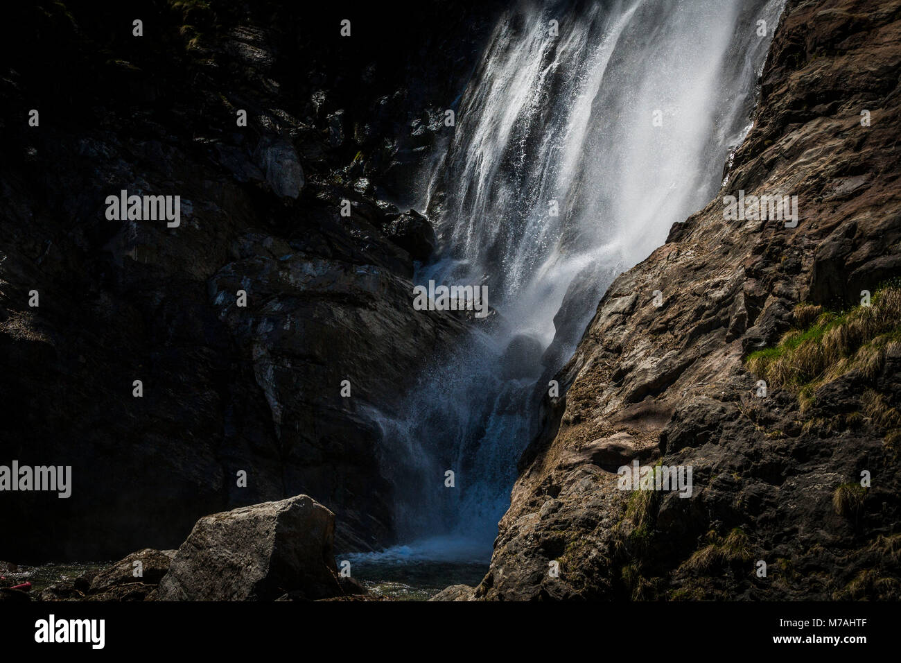 Studio dettagliato / tempo di esposizione lungo sulla cascata di Parcines vicino al villaggio di Parcines in Sud Tirolo Foto Stock