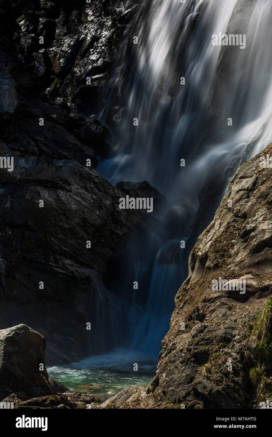 Studio dettagliato / tempo di esposizione lungo sulla cascata di Parcines vicino al villaggio di Parcines in Sud Tirolo Foto Stock