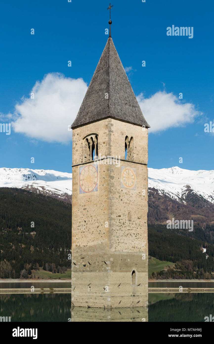 Il vecchio campanile di Alt-Graun nel Rechensee nella Val Venosta / Alto Adige Foto Stock