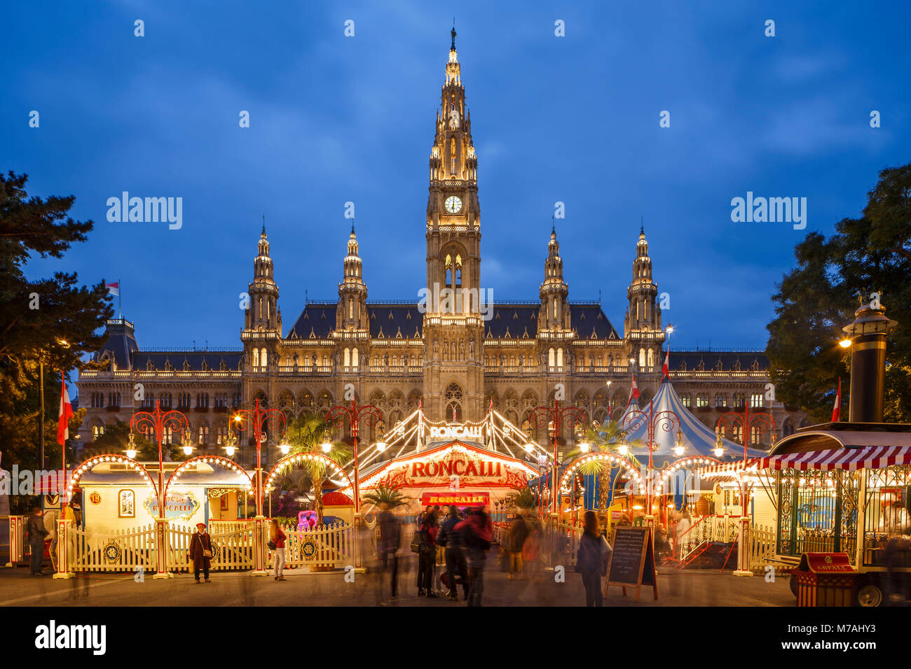 Il municipio di Vienna durante le ore blu, in primo piano il circus Roncalli sulla piazza del Municipio (quadrato) Foto Stock