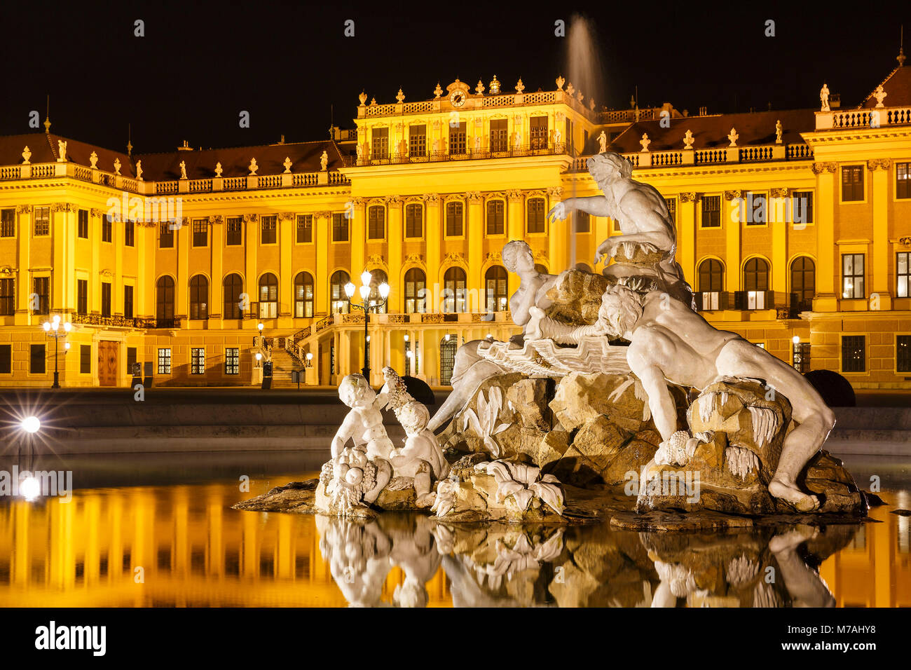 La fotografia notturna con riflessione nella fontana sul piazzale del Palazzo di Schönbrunn a Vienna Foto Stock