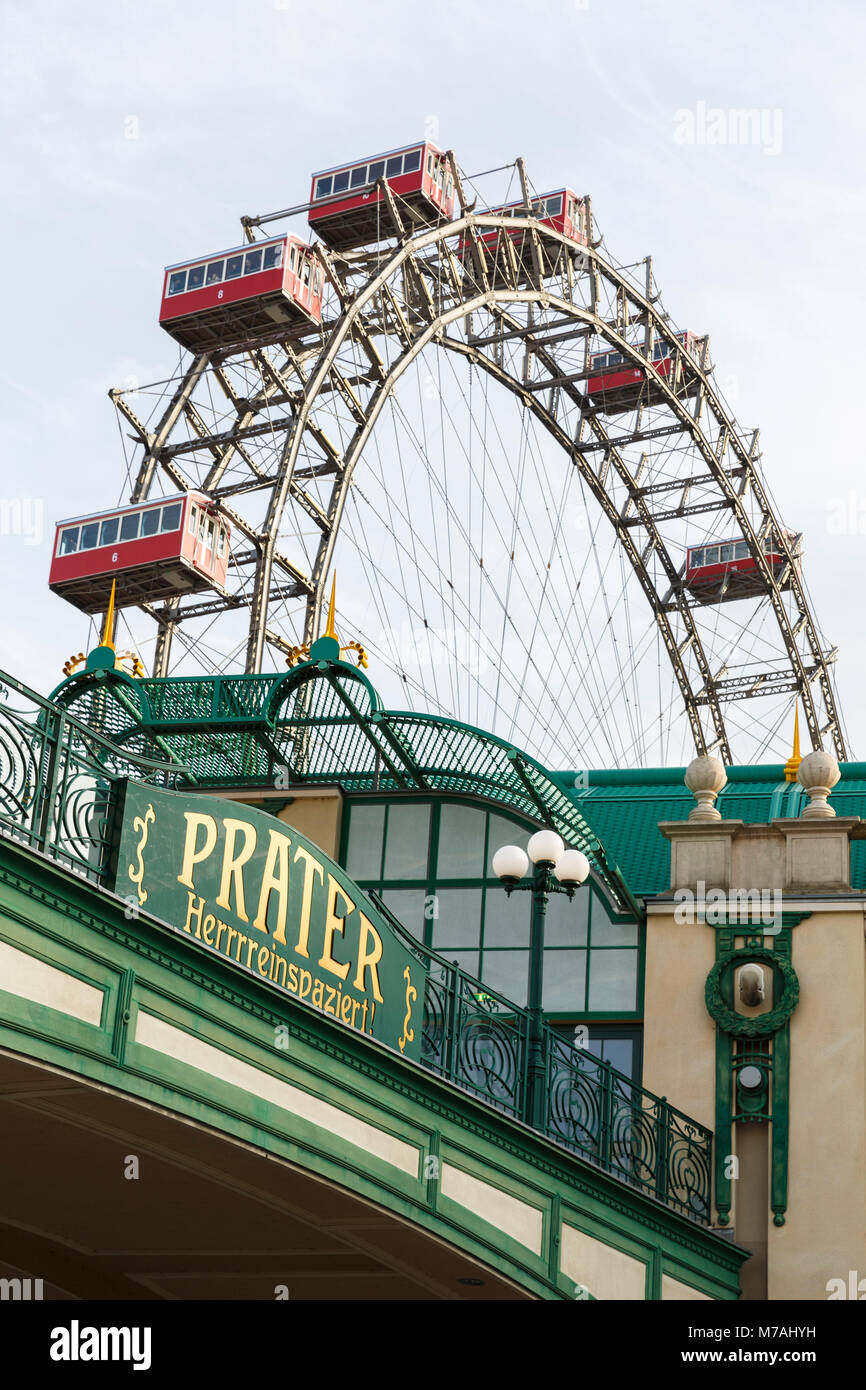 Portale di ingresso del Prater di Vienna e la grande ruota in background Foto Stock
