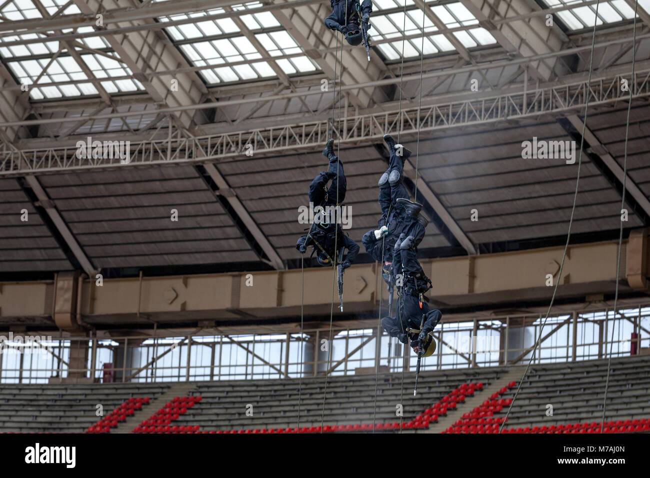 Prestazioni dimostrativo della polizia delle forze speciali (rilascio di ostaggi) al Luzhniki Stadium il giorno della polizia di Mosca, Russia Foto Stock