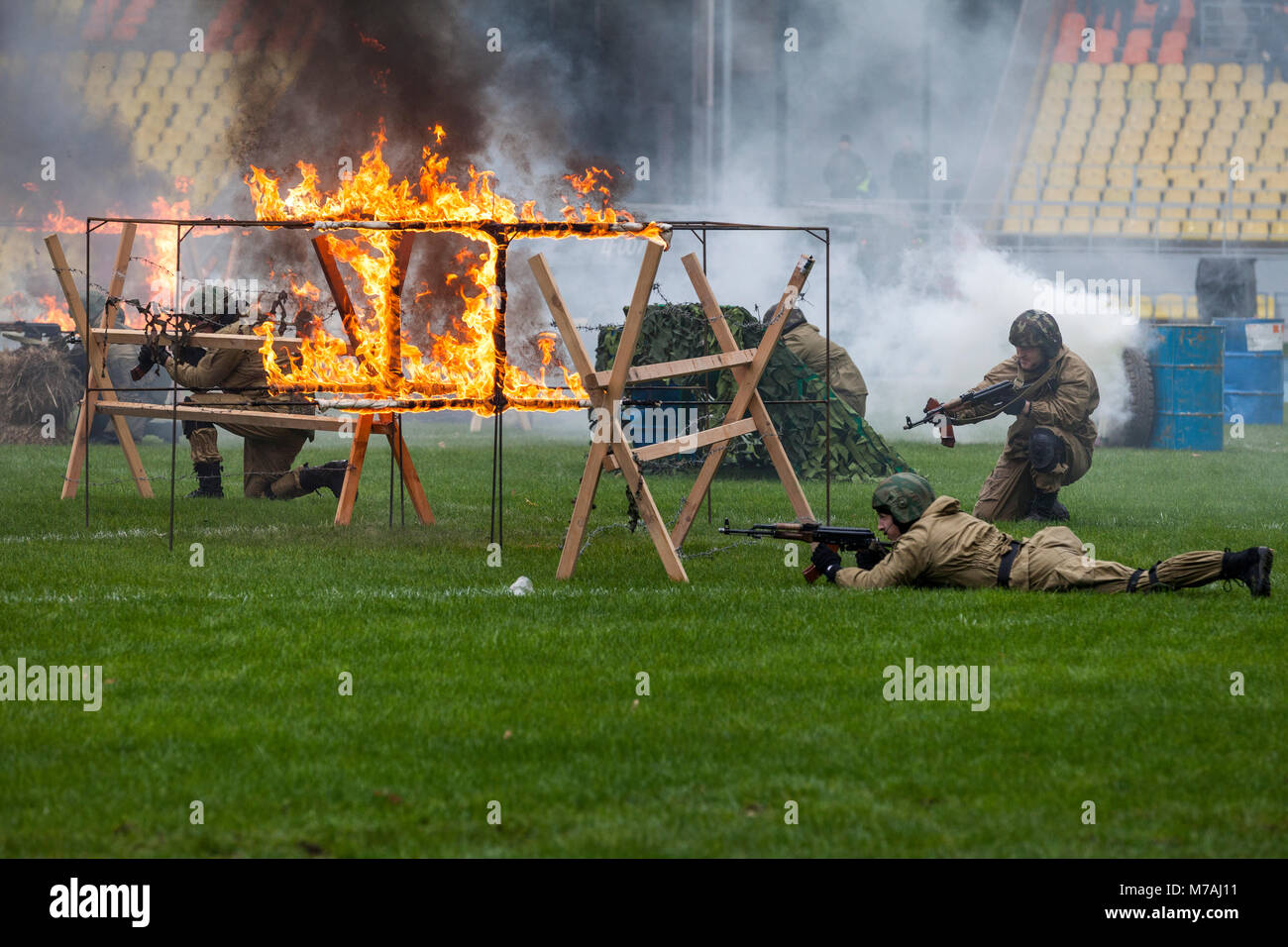 Una performance dimostrativa di forze di polizia delle forze speciali - "sequestro di terroristi" a Mosca Luzhniki stadium durante la giornata di polizia, Russia Foto Stock