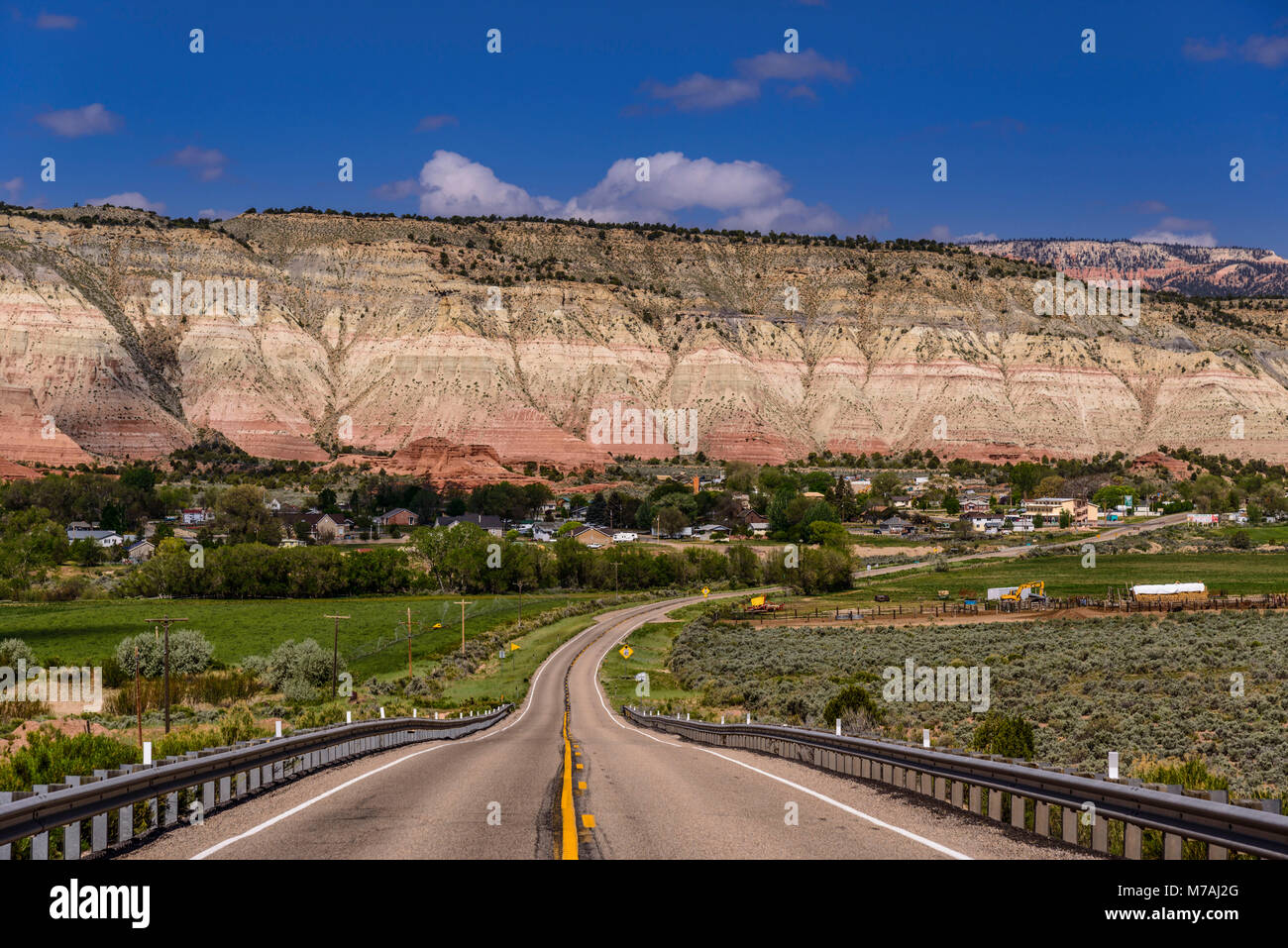 Gli Stati Uniti, Utah, Garfield County, Bryce Valley, Cannonville, Scenic Byway 12 con vista locale Foto Stock