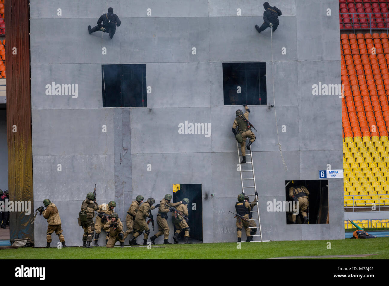 Prestazioni dimostrativo della polizia delle forze speciali (sequestro di terroristi) al Luzhniki Stadium il giorno della polizia di Mosca, Russia Foto Stock
