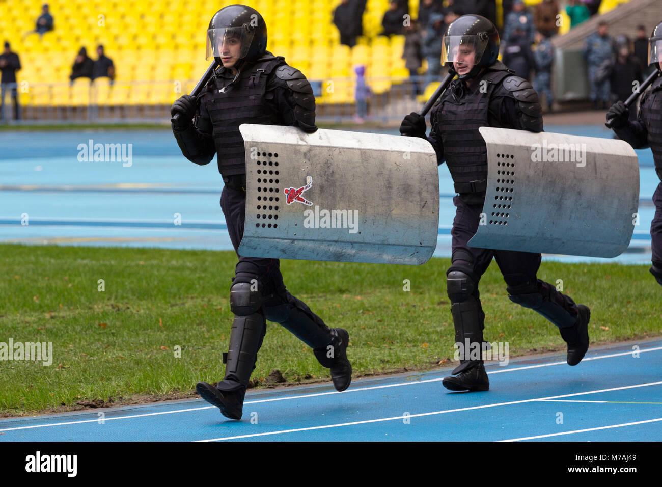 Prestazioni dimostrativo di una Russia polizia antisommossa delle Forze speciali (OMON) a Luzhniki stadium durante la celebrazione della Giornata della polizia di Mosca, Russia Foto Stock