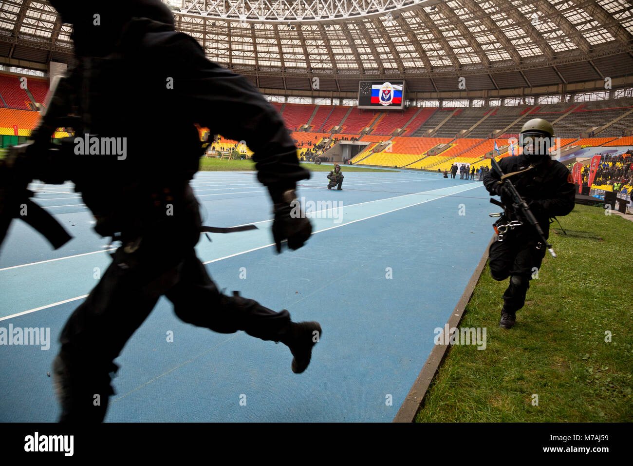 Prestazioni dimostrativo della polizia delle forze speciali (sequestro di terroristi) al Luzhniki Stadium il giorno della polizia di Mosca, Russia Foto Stock