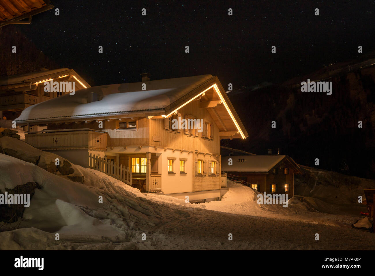 Austria, Montafon, Garfrescha, illuminato rifugio sciistico nel villaggio di alp. Foto Stock