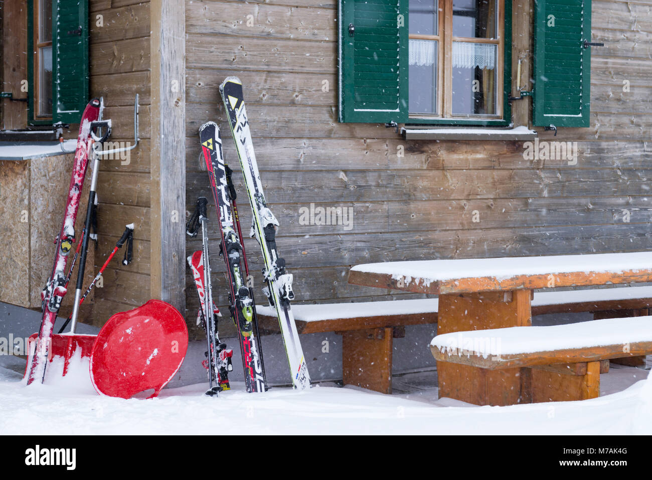 Austria, Montafon, Garfrescha, mettere giù ski su un rifugio sciistico Foto Stock