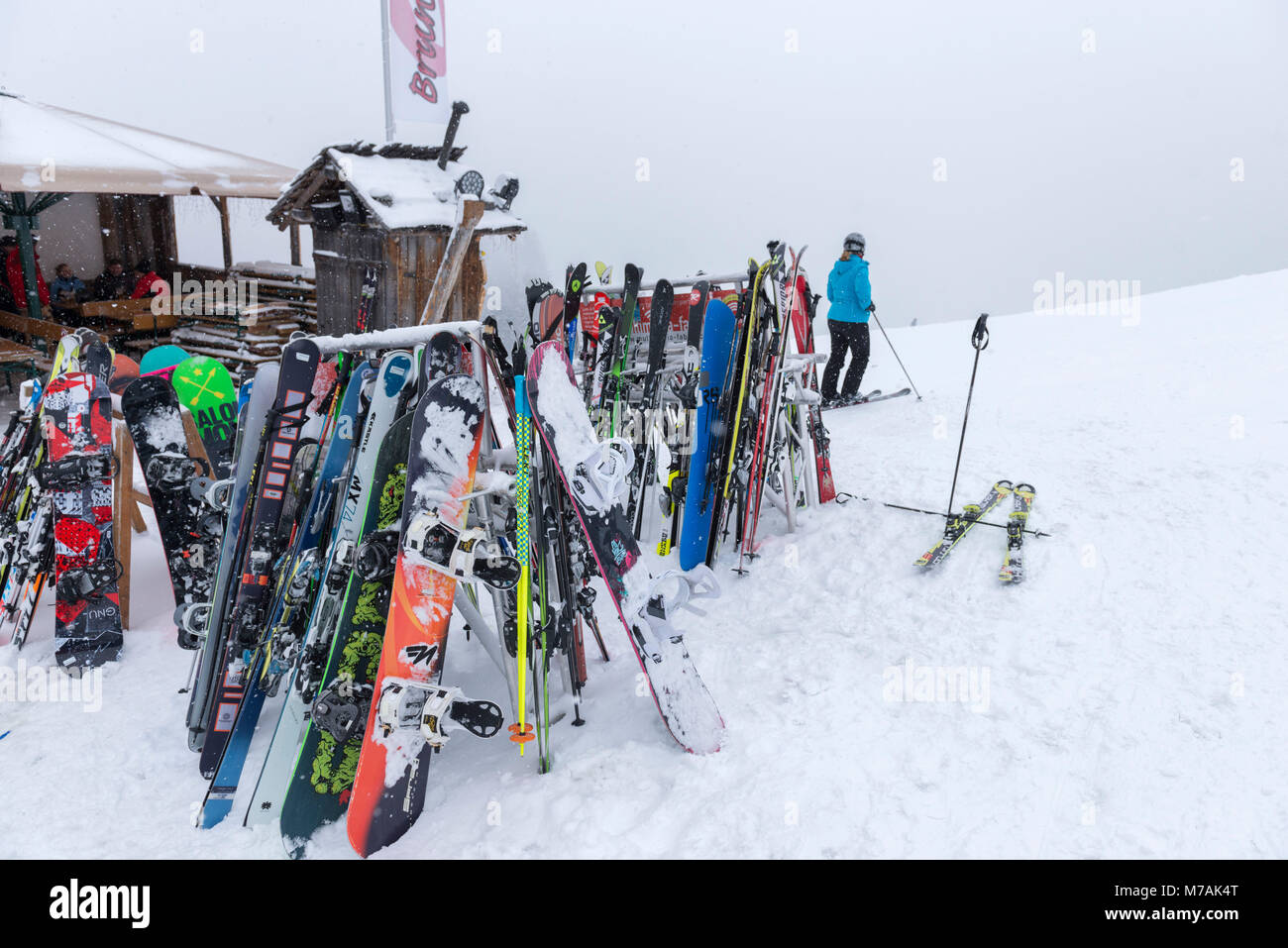 Austria, Montafon, Garfrescha, davanti a un ristorante di montagna, mettere giù sci. Foto Stock