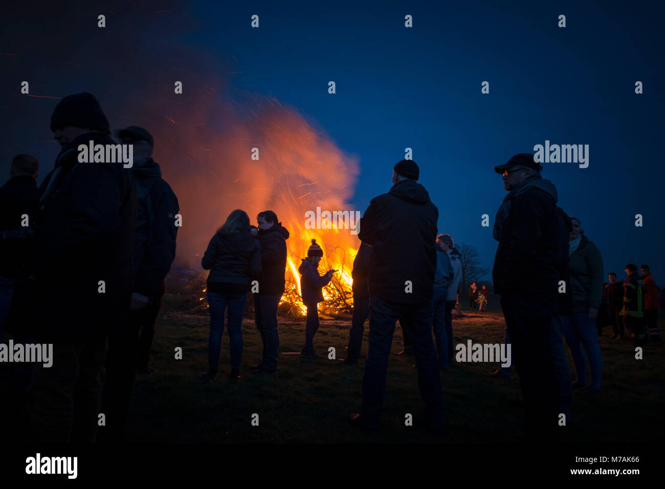 In Germania, in Frisia orientale, Pasqua fire in Twixlum vicino Emden Foto Stock