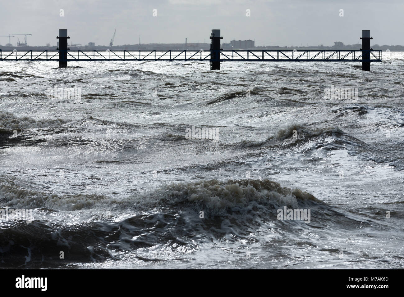 Germania, Bassa Sassonia, Frisia orientale, Krummhörn, il tempestoso Mare del Nord vicino al molo, mare ponte di Knock, Foto Stock