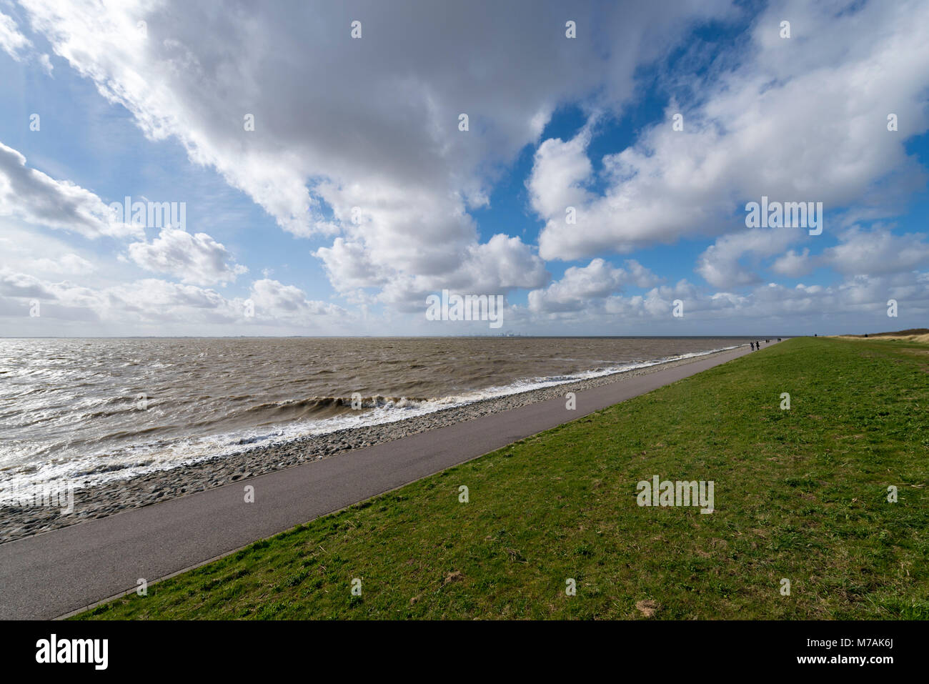 Germania, Bassa Sassonia, Frisia orientale, Krummhörn, sentiero nella parte anteriore della diga, chiudere ''Seebrücke bussate', Foto Stock