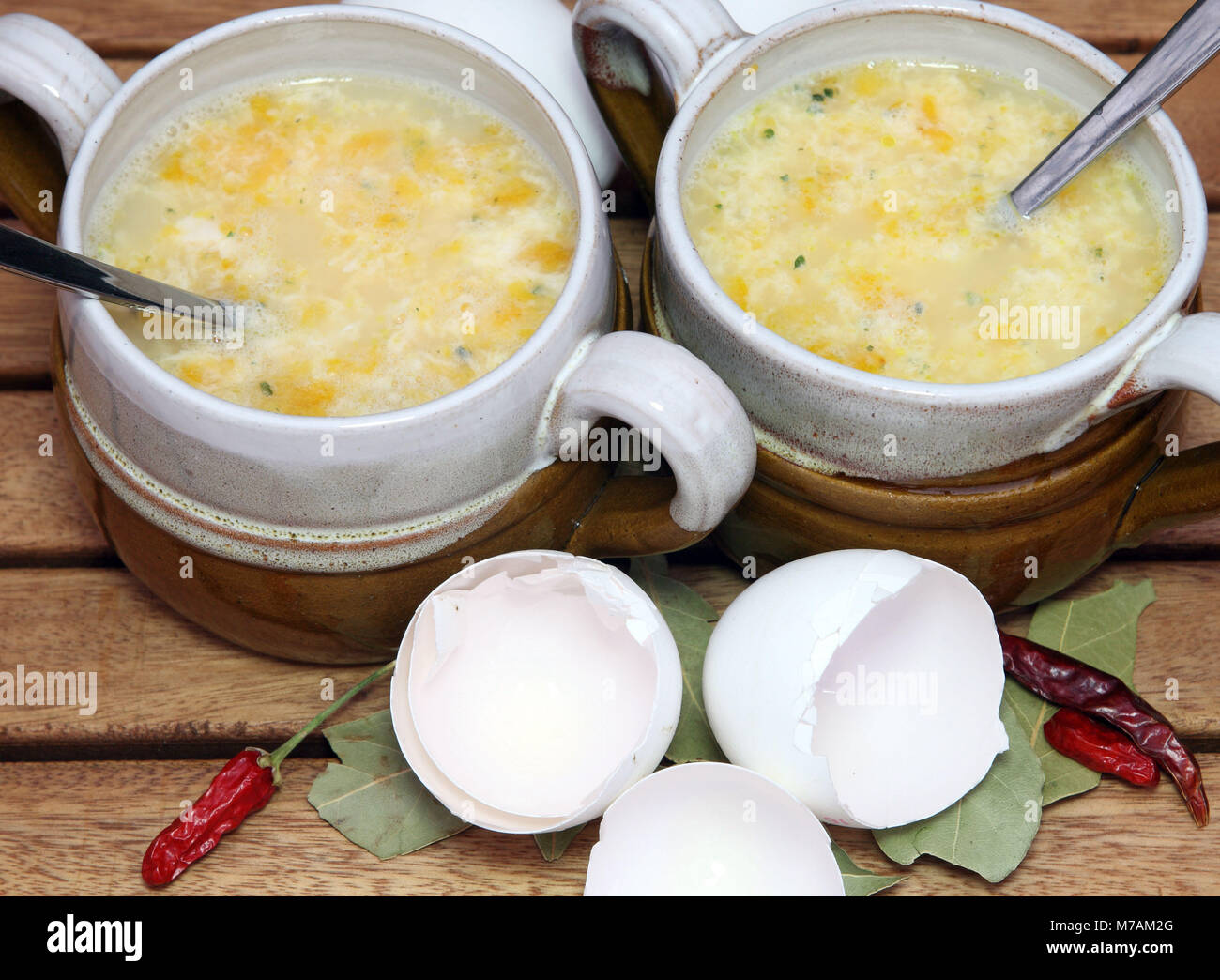 Bouillon con uovo Foto Stock