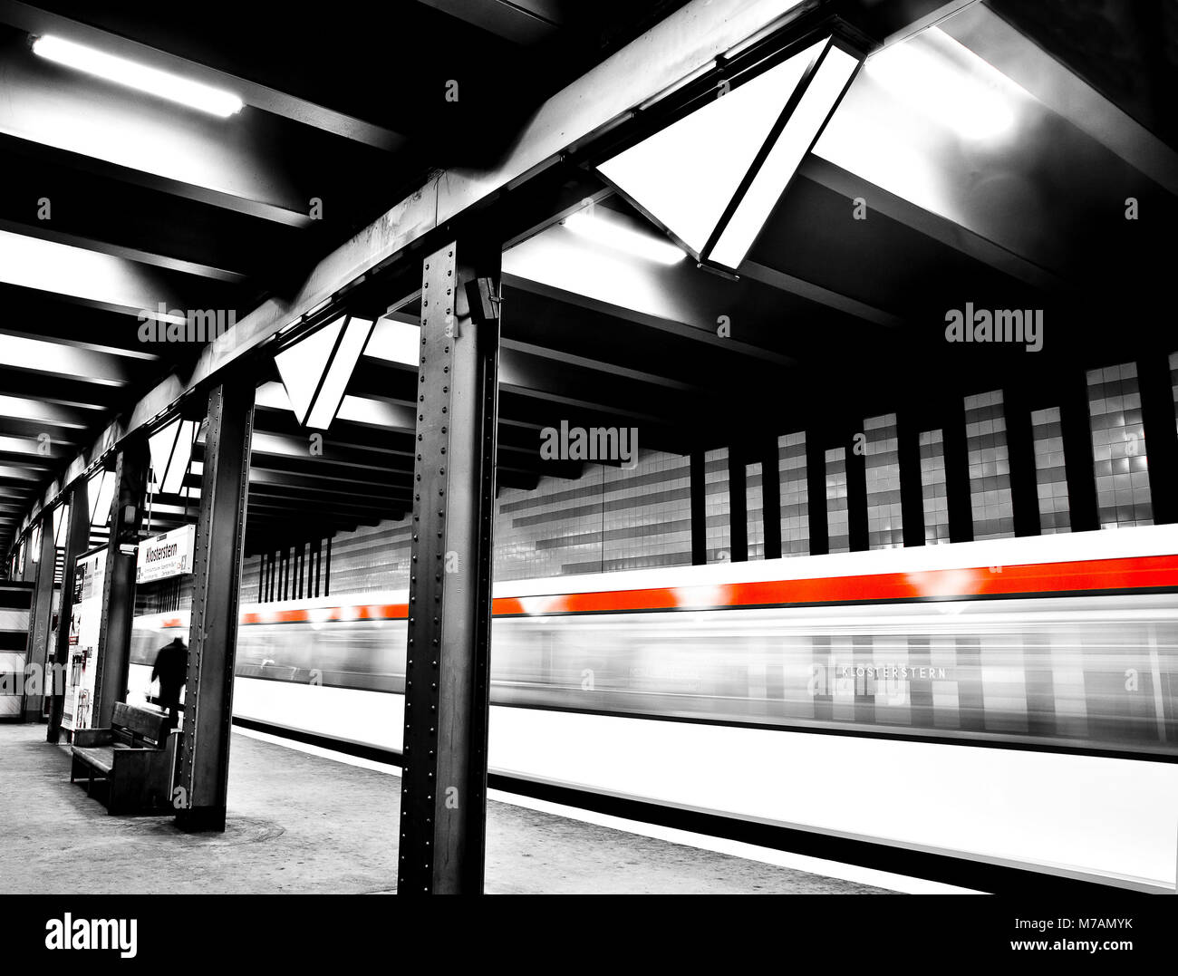 Amburgo, stazione metropolitana, Klosterstern, arrivando in treno Foto Stock