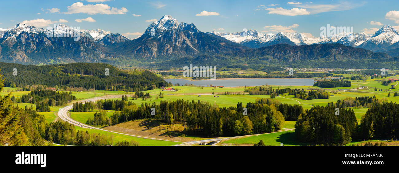 Panorama scenerywith Hopfensee (lago) della regione di Allgäu vicino Füssen Foto Stock