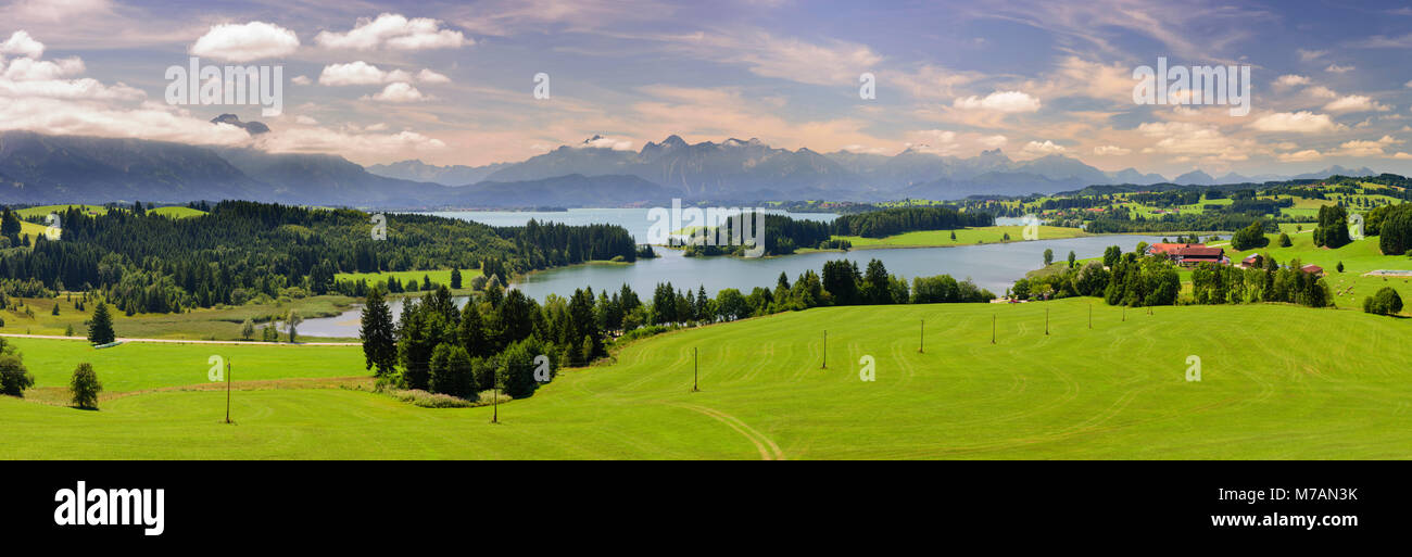 Panorama paesaggi con Forggensee vicino Füssen e le montagne della regione di Allgäu Foto Stock