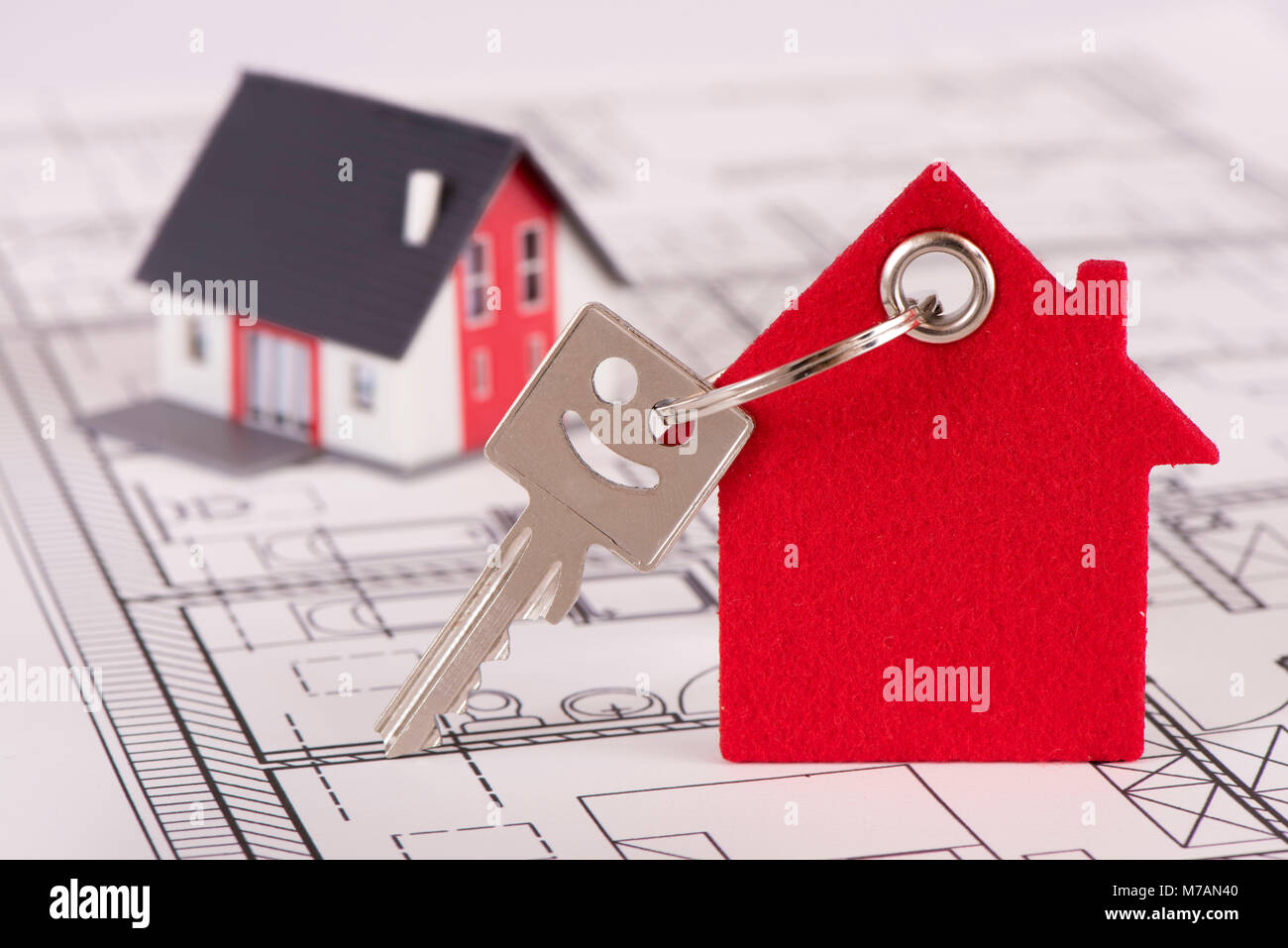 Modello di casa e la chiave piatta sul piano di costruzione Foto Stock