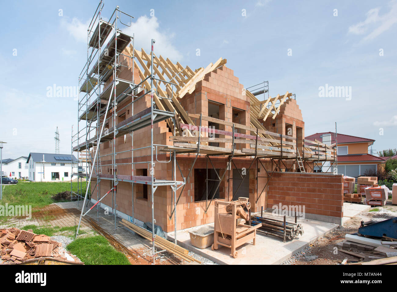 Guscio di una casa di mattoni e travatura del tetto Foto Stock