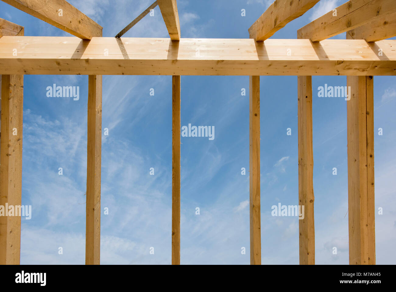 Guscio di una casa con travi in legno a capriata Foto Stock