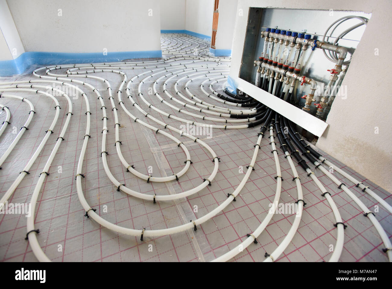 Edilizia abitativa con infissi interni del riscaldamento a pavimento e di igiene Foto Stock
