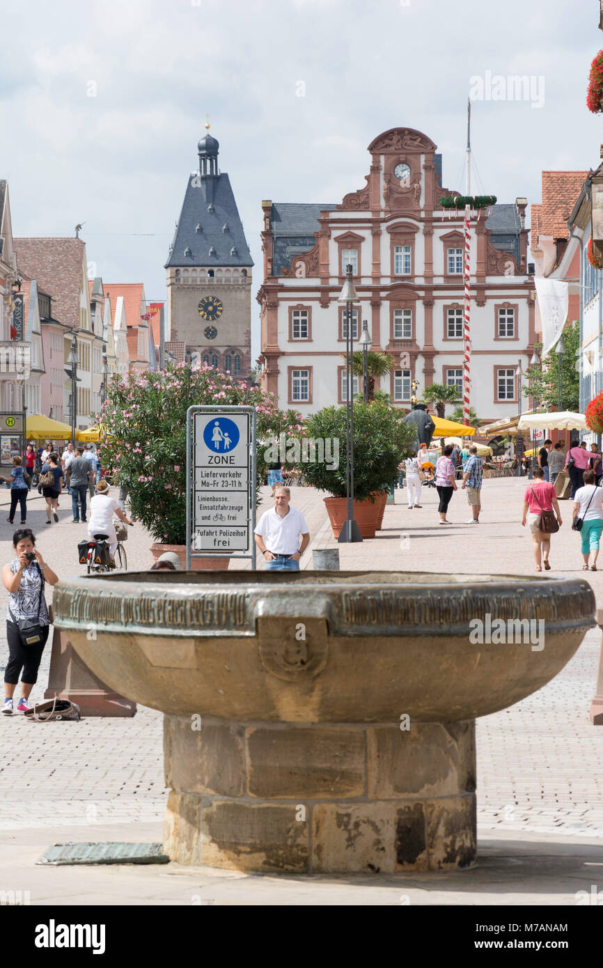 Speyer, vista dalla Cattedrale per la Maximilianstraße, in primo piano la Domnapf Foto Stock