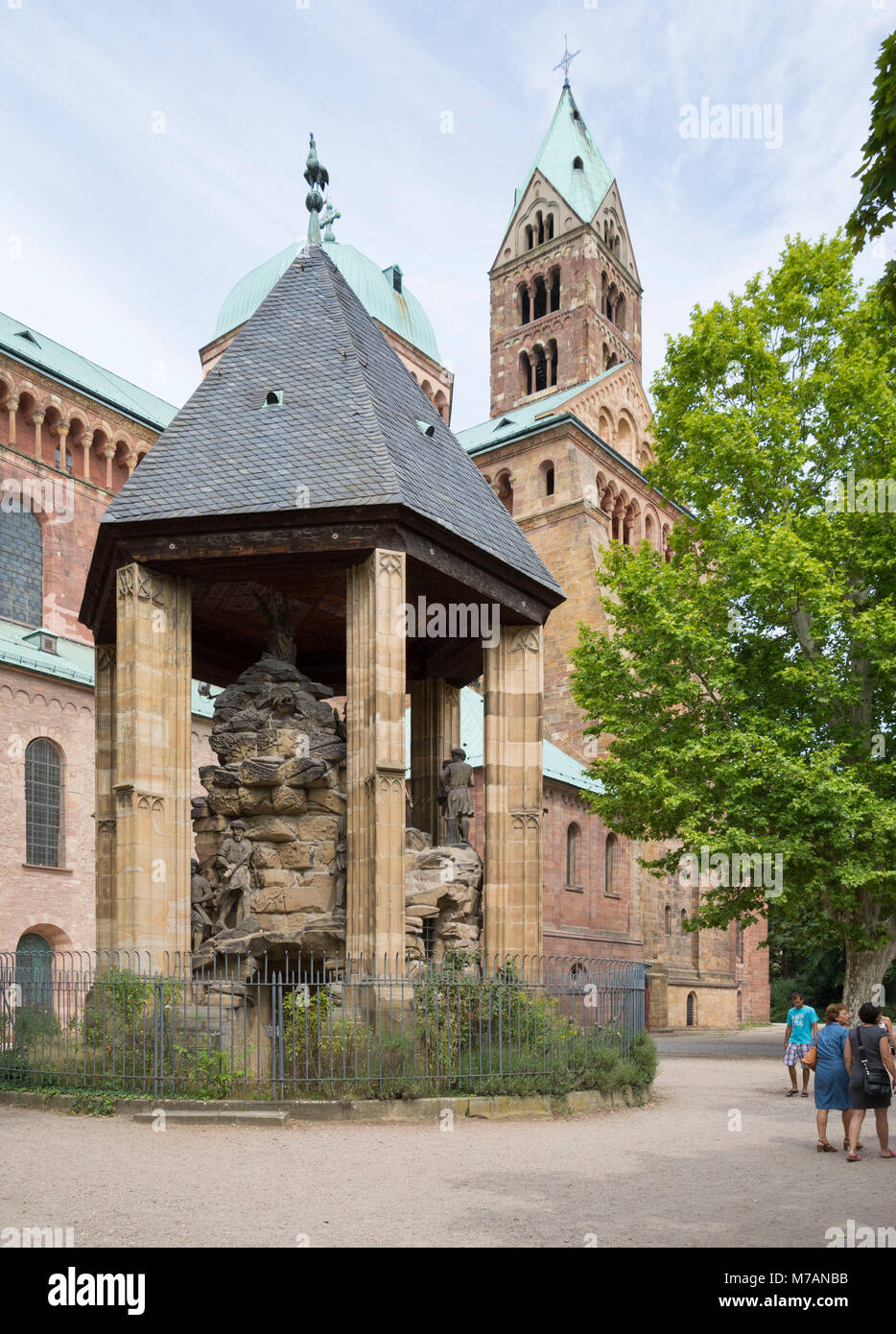 La Cattedrale di Speyer, la più grande chiesa romanica dell'Europa. UNESCO - Sito Patrimonio dell'umanità. Il Domgarten meridionale con il monte degli Ulivi, anticamente il centro del chiostro del Duomo, gruppo di figure di pietra creato da Gottfried Renn (Scultore di Speyrer), Foto Stock