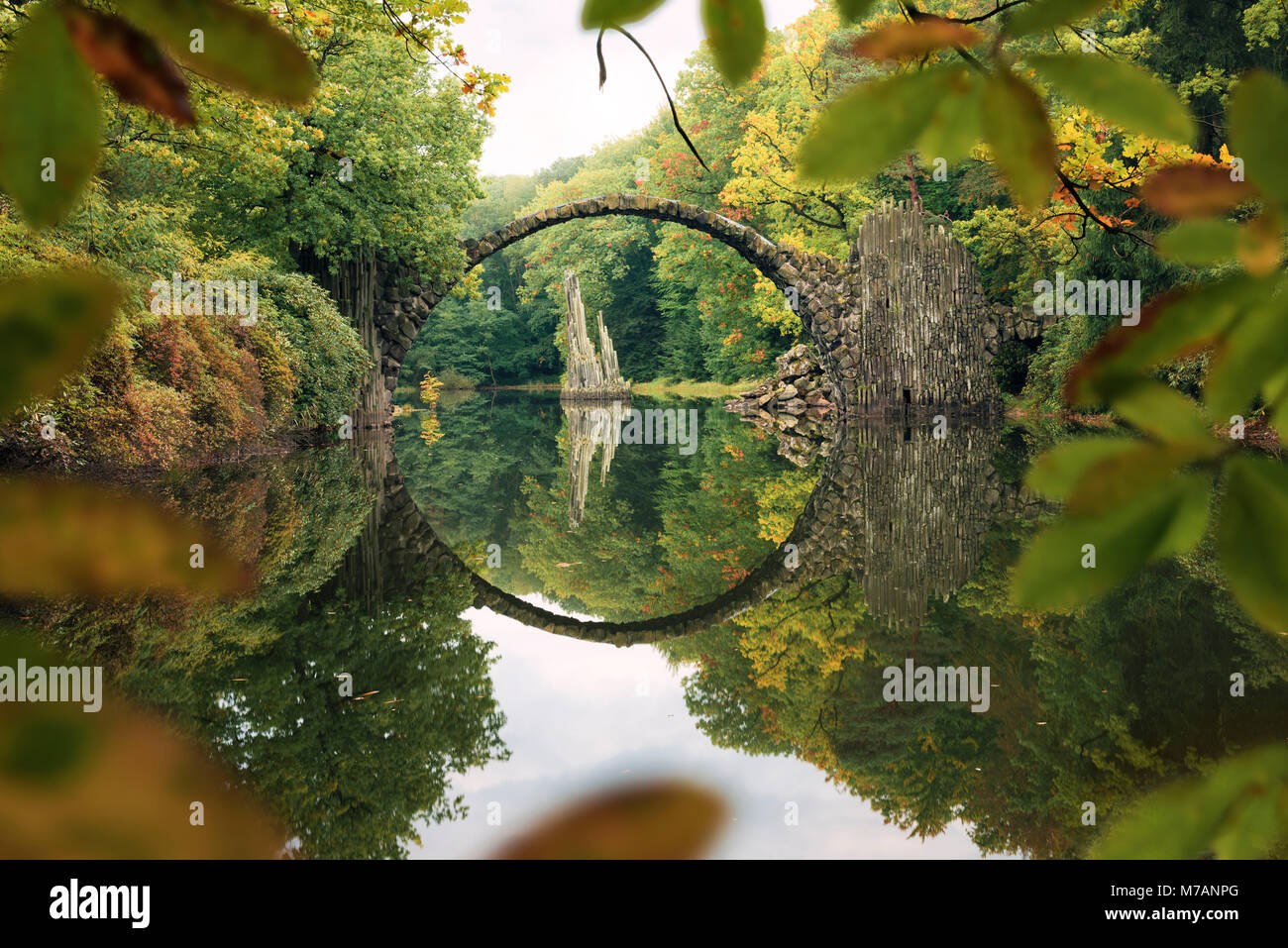 Ponte Rakotz di azalee e rododendri Park Kromlau in Sassonia, Germania Foto Stock