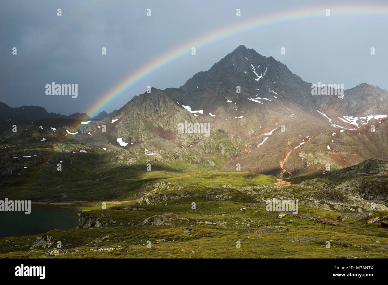 Corno dei Tre Signori con arcobaleno, visto dal Passo Gavia, Lombardia, Italia Foto Stock