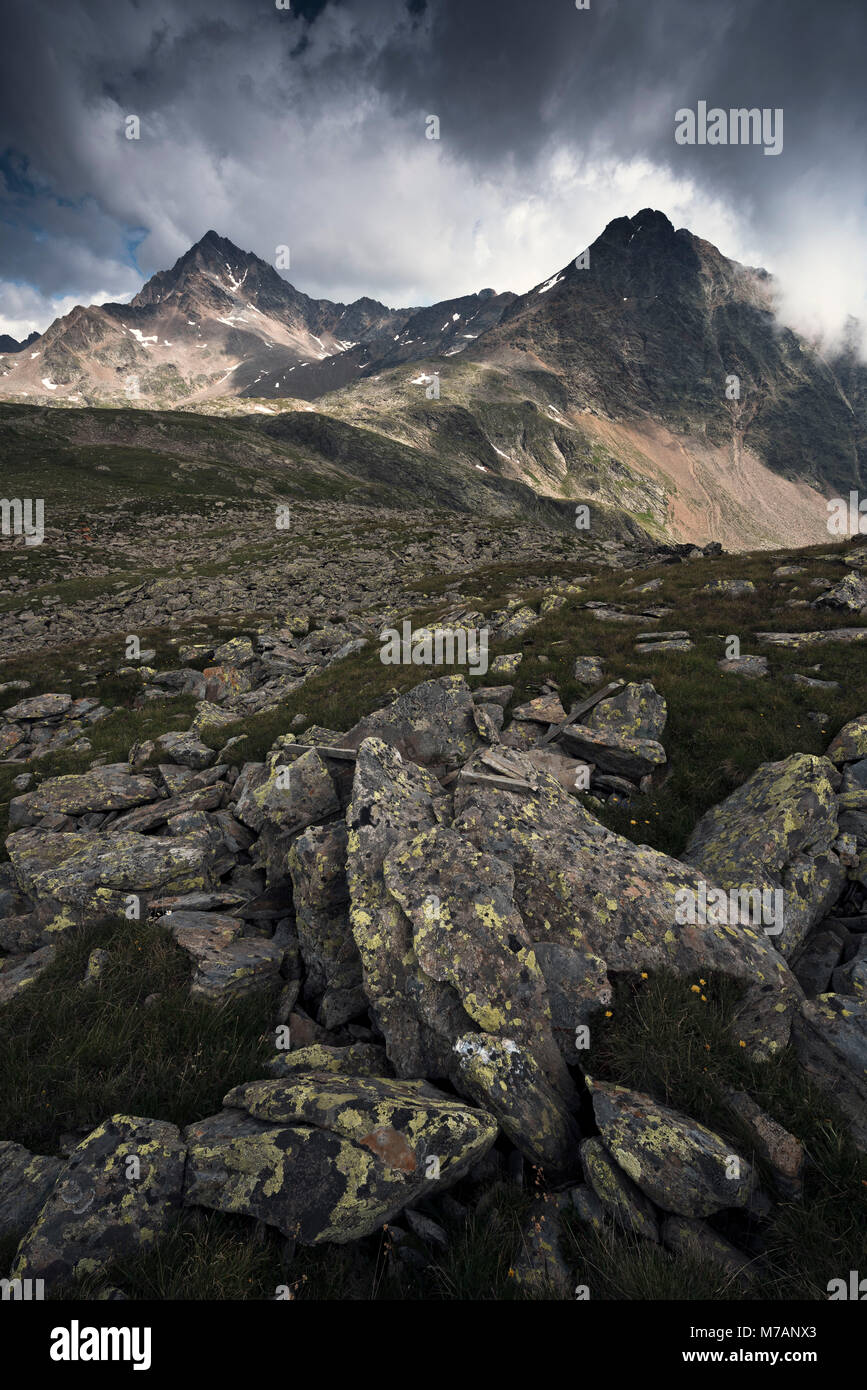 Corno dei Tre Signori e Monte Gaviola visto dal Passo Gavia, Lombardia, Italia Foto Stock