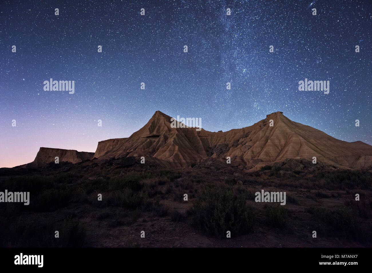 Cielo notturno con Via Lattea nel deserto Bardena Reales, Navarra, Spagna Foto Stock