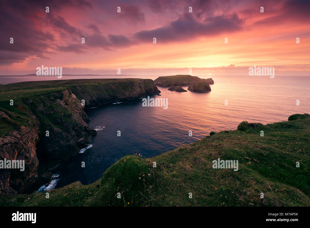 Rosso tramonto alle scogliere di Capo Benwee, County Mayo, Irlanda Foto Stock