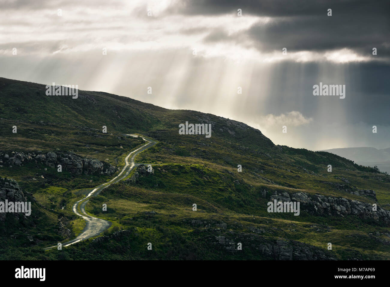 Strada sterrata sulla costa occidentale dell'Irlanda con travi, Donegal, Irlanda Foto Stock