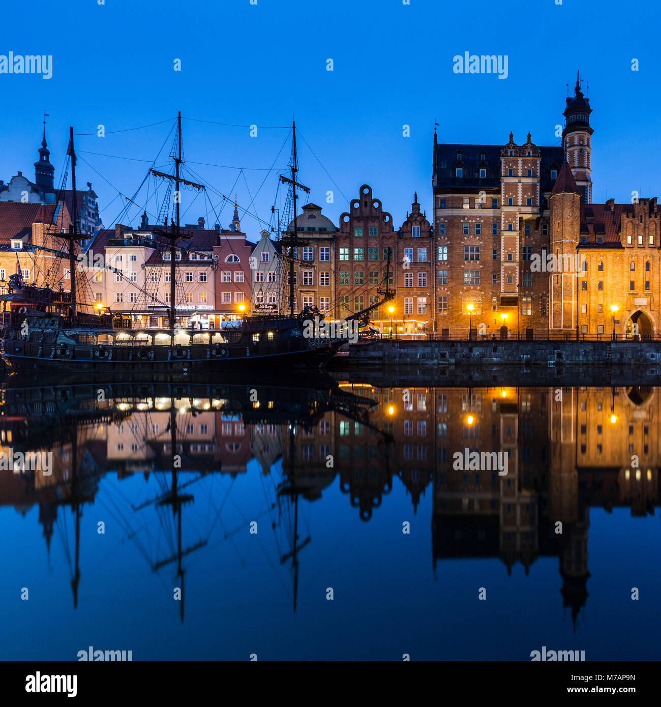 L'Europa, la Polonia, la Pomerania, Gdansk/Danzig, fiume Motlawa e Mariacka Gate, Old Town Foto Stock