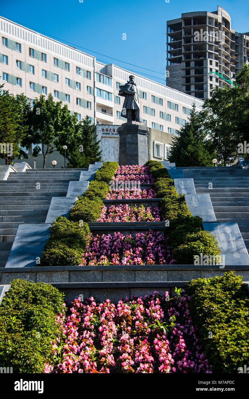 Ci sono un sacco di scale con un fiore bouqet a Vladivostok, Russia Foto Stock