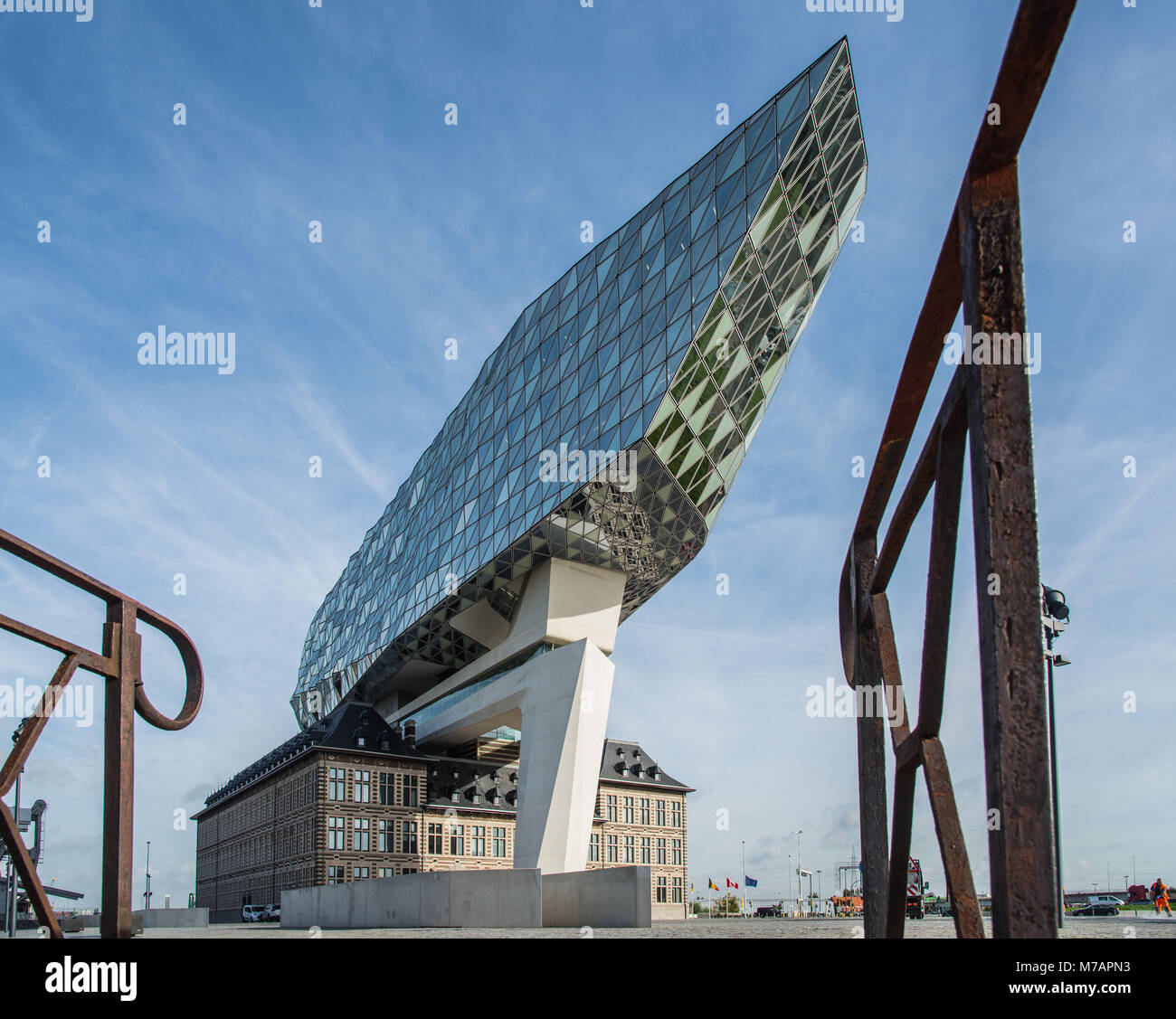 Nieuw Havenhuis (nuovo Harbor House), uno dei progetti finali dell'architetto Zaha Hadid, Anversa (Antwerpen), nelle Fiandre, in Belgio, Europa Foto Stock