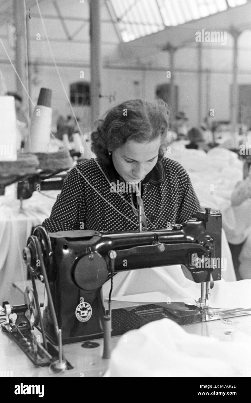 Un lavoratore di sesso femminile che ad un paracadute di fabbrica di cucitura, Germania 1940s Foto Stock