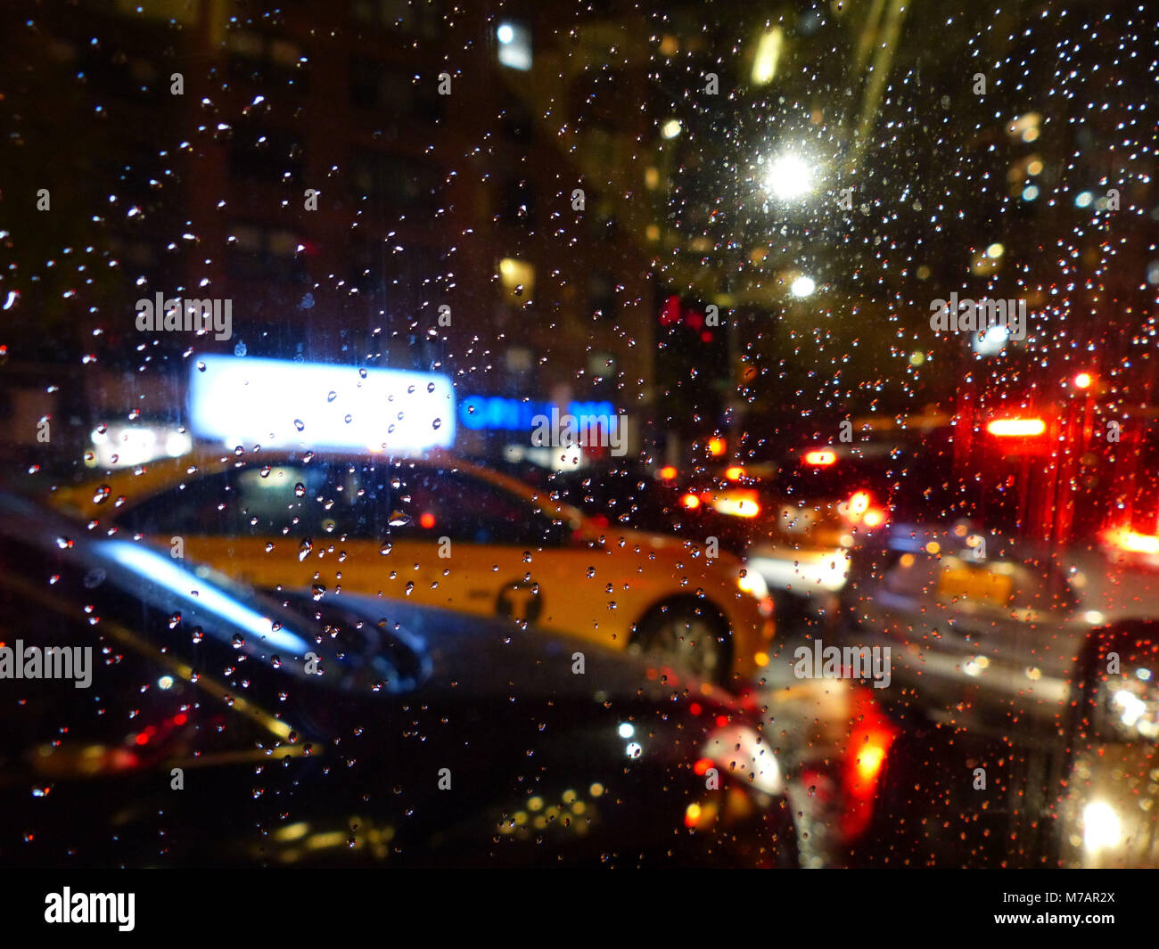 Street, traffico, auto, gocce di pioggia sul vetro lato conducente, New York in caso di pioggia Foto Stock