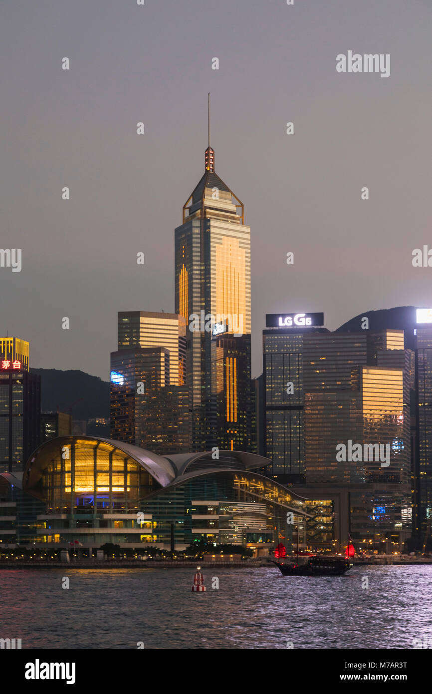 Cina, Hong Kong, Junk e dello skyline della città Foto Stock