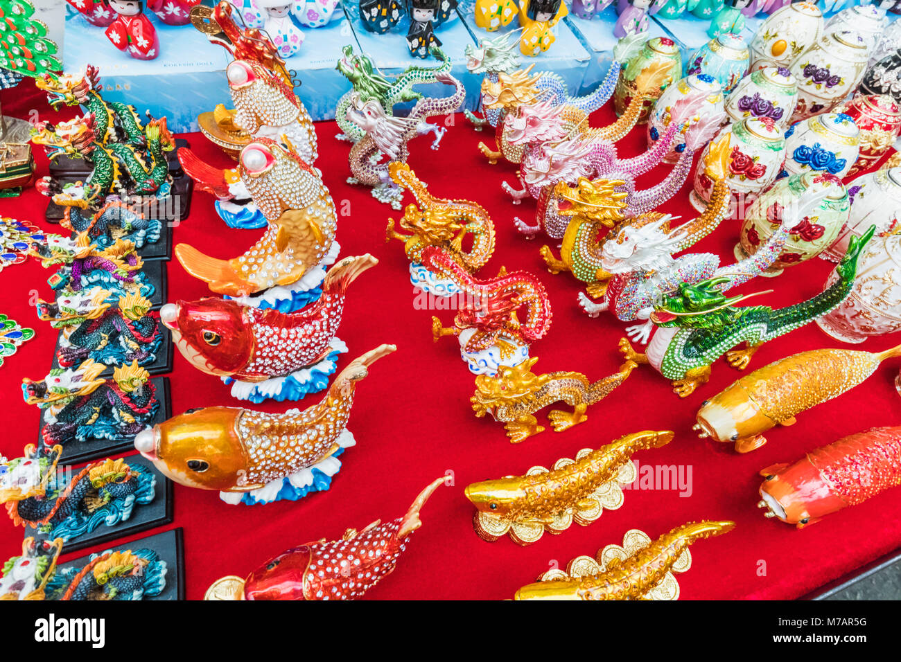 Cina, Hong Kong, Mong Kok, Ladies Market, Display di Souvenir Goodluck cinese figurine Foto Stock