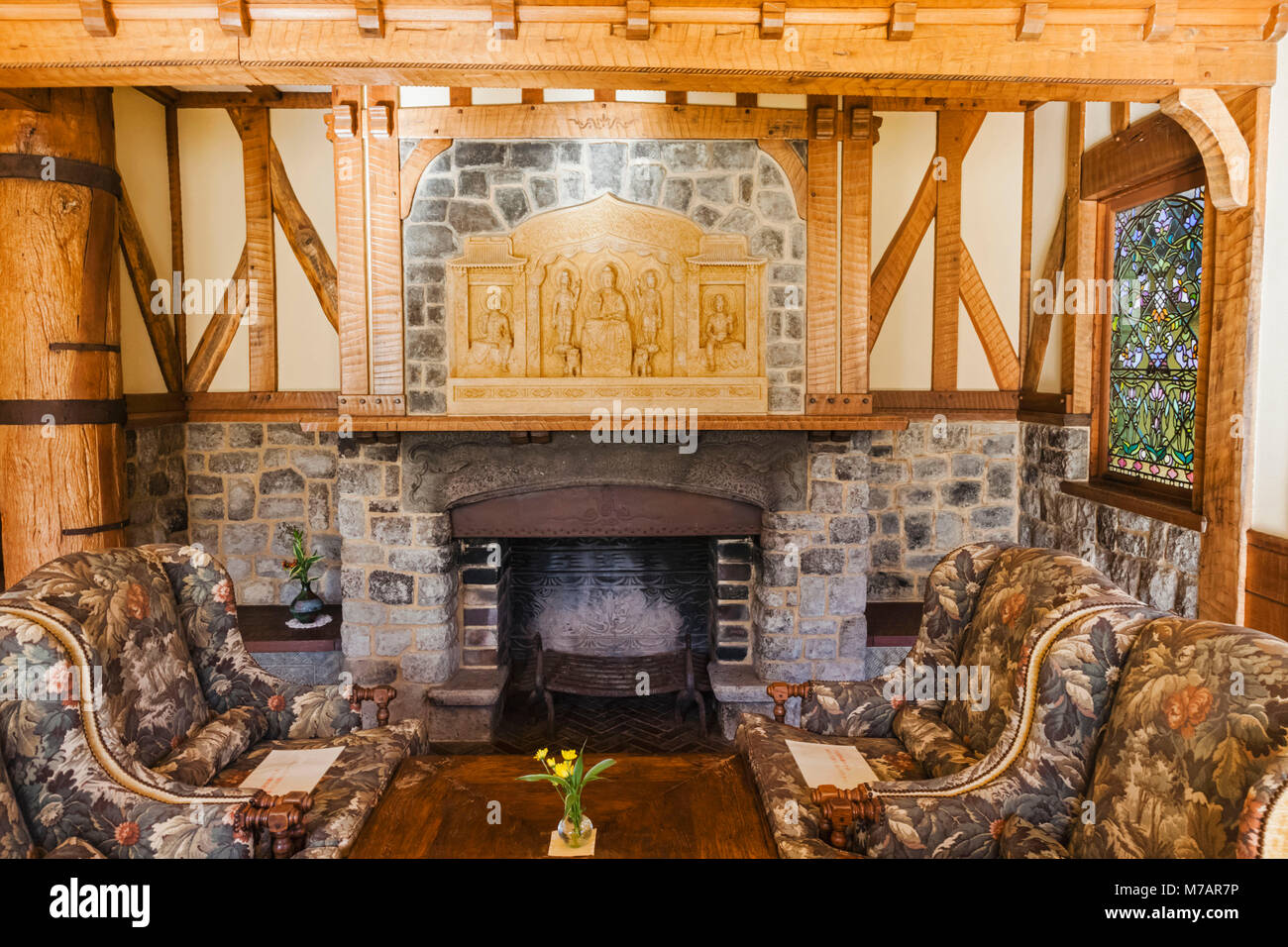 Giappone, Honshu, Prefettura di Shizuoka, Atami, Kiunkaku Ryokan Museum, salotto e camino Foto Stock