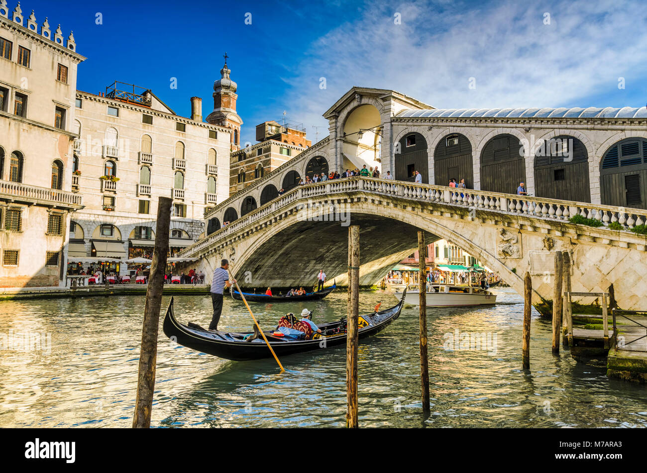 In gondola per il ponte di Rialto con la luce della sera a Venezia, Italia Foto Stock