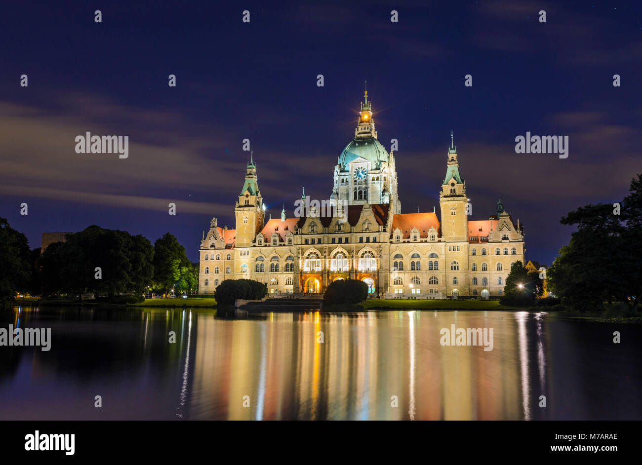 Municipio di Hannover, Germania durante la notte con la riflessione in un lago Foto Stock