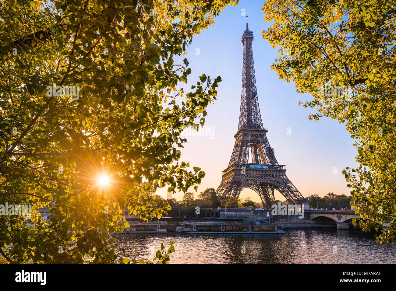 Sunrise presso la Torre Eiffel durante l'autunno, Parigi Foto Stock