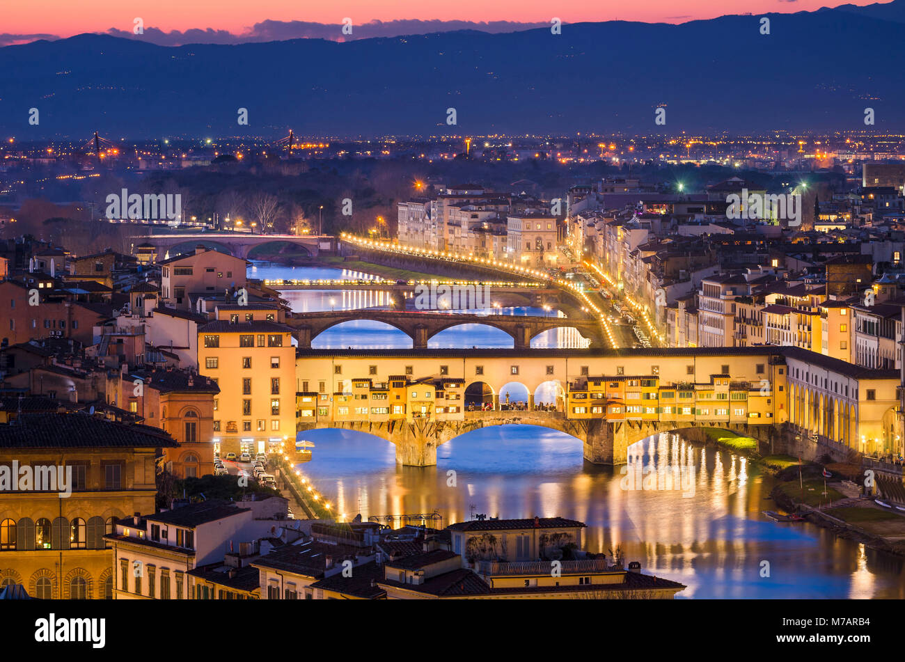 Notte skyline di Firenze, Italia con Ponte Vecchio Foto Stock