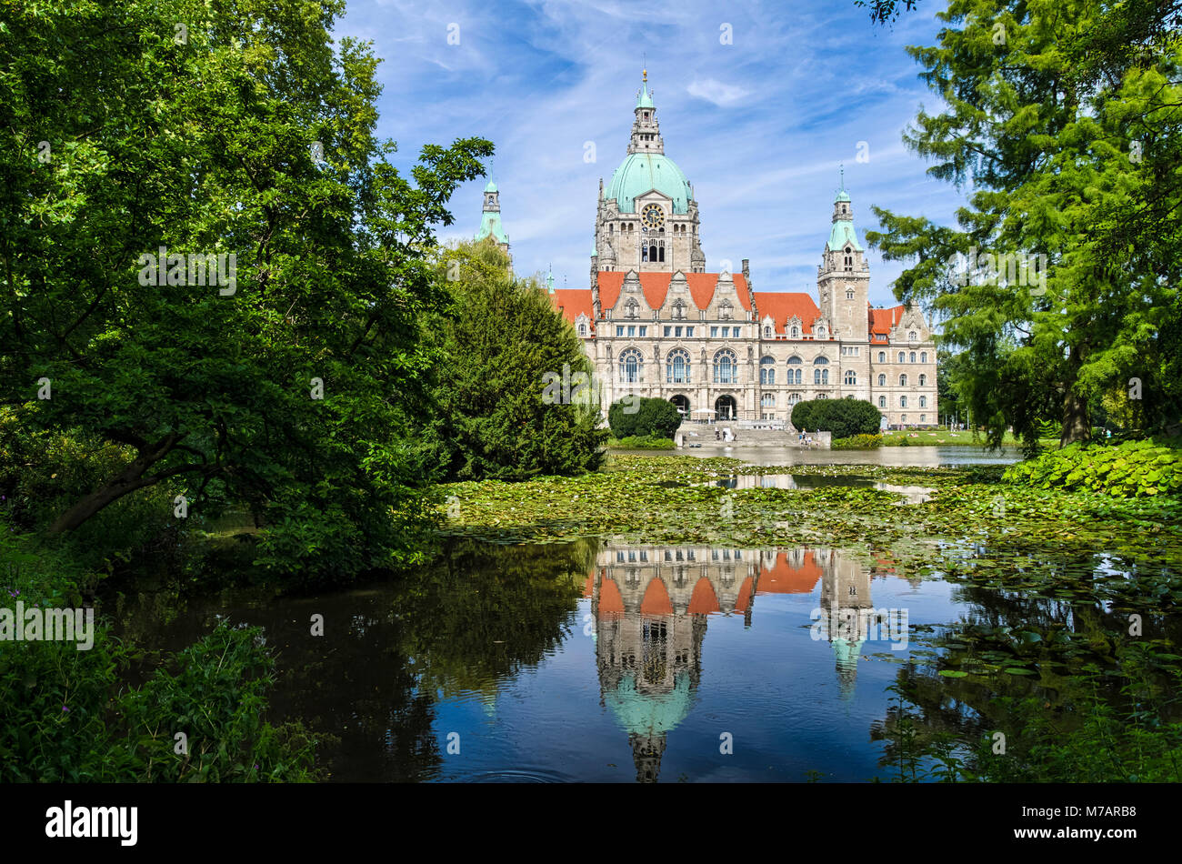 Municipio di Hannover, Germania in estate con la riflessione in un lago Foto Stock