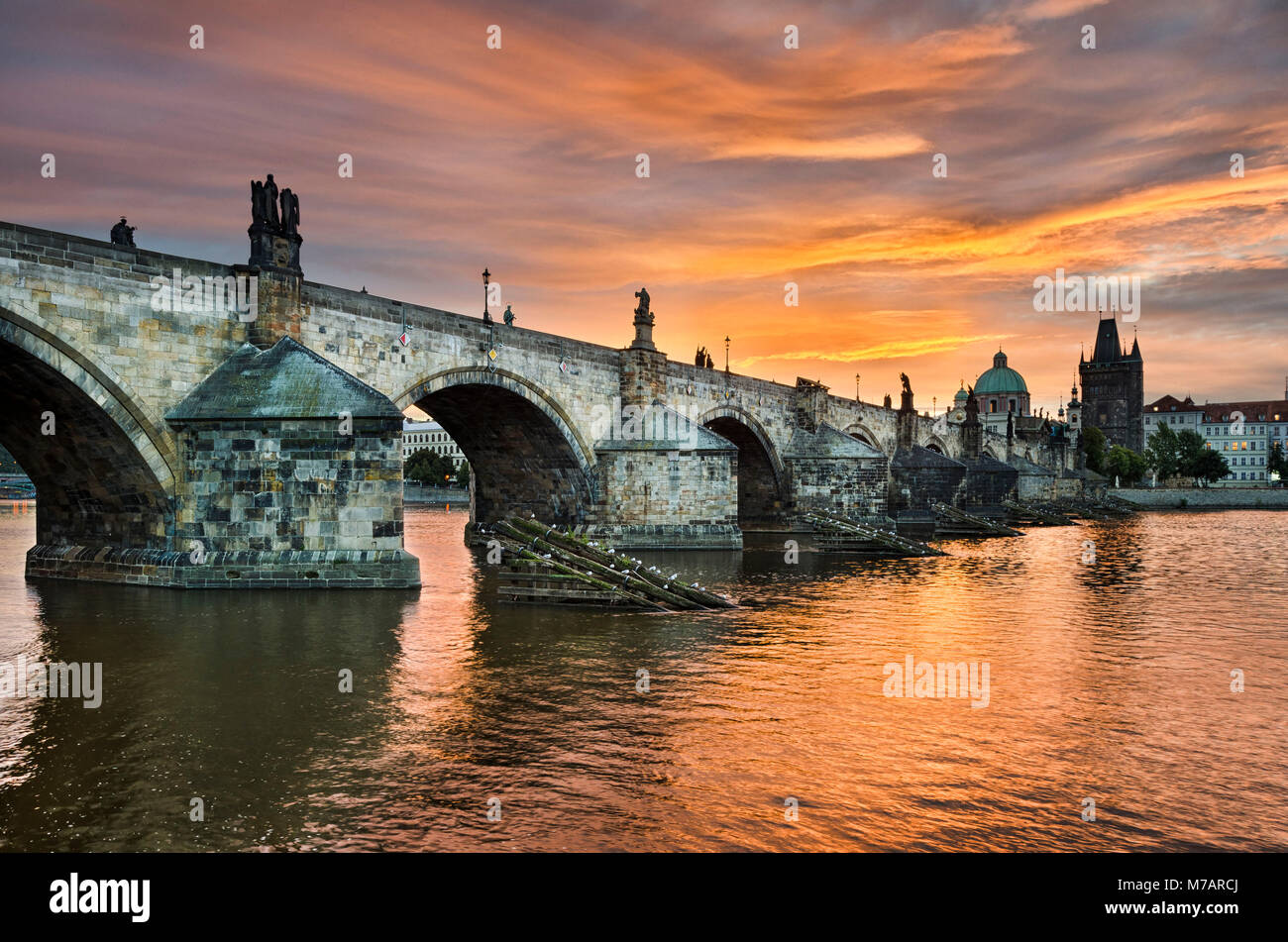 Alba sul Ponte Carlo a Praga, Repubblica Ceca Foto Stock
