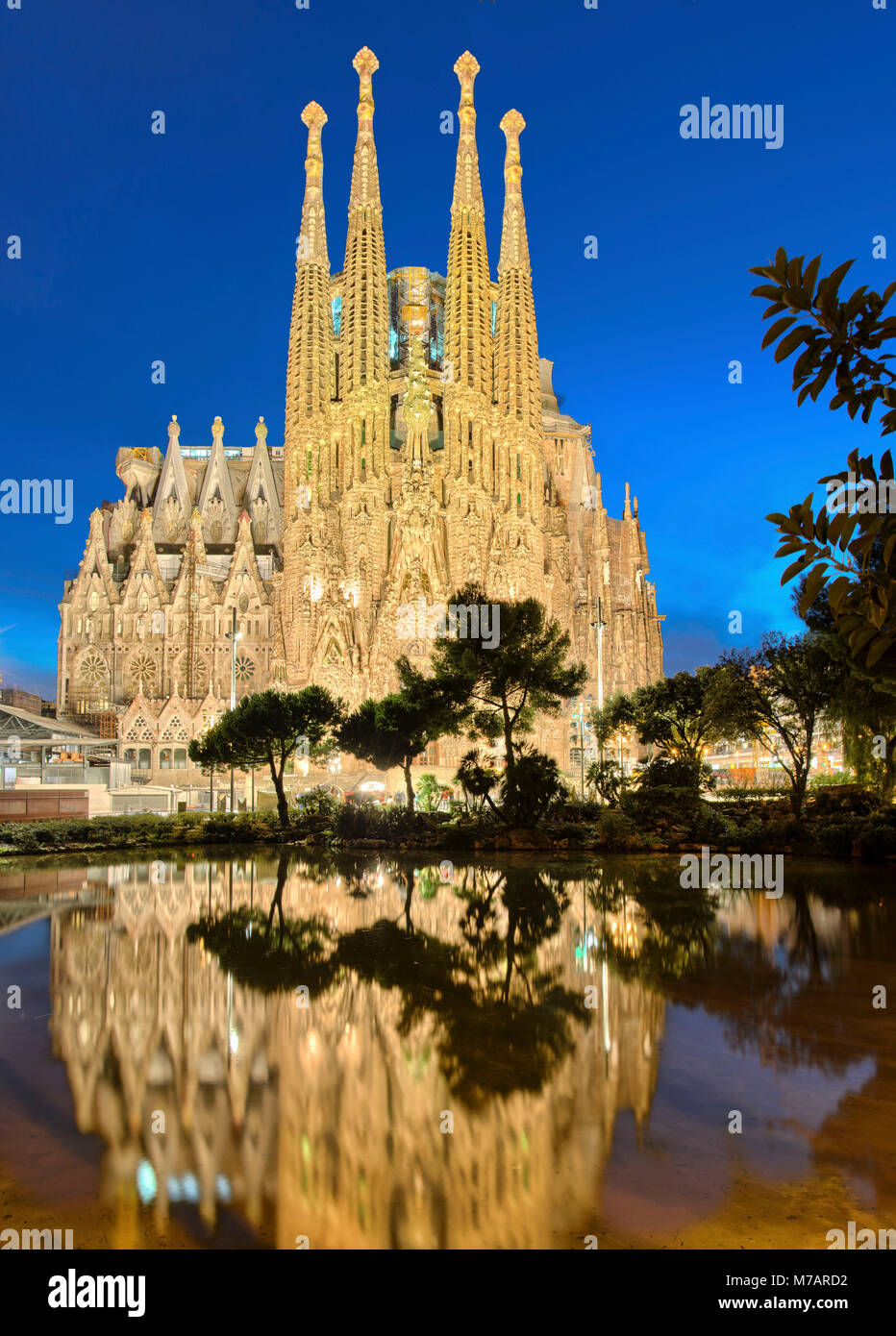 La Sagrada Familia di notte, Barcellona, Spagna Foto Stock